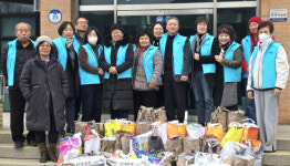 [포토뉴스]영월 김삿갓면지역사회보장협의체, 쌀과 식품 꾸러미 기탁