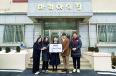 [포토뉴스] 이용진 춘천여성풋살아카데미(CCLFA) 감독, 마리아의 집 100만원 기부