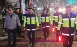 [포토뉴스] 김용갑 춘천시의원, 신사우동 범죄예방 합동순찰 참가