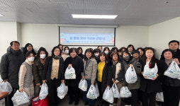 [포토뉴스]춘천효자종합사회복지관, 설명절 음식꾸러미 전달