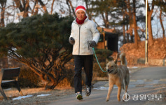 [포토뉴스]뭉치와 함께 아침구보 중인 김진태 지사