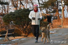 [포토뉴스]뭉치와 함께 아침구보 중인 김진태 지사