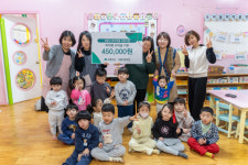 [포토뉴스]강릉어린이집, 초록우산 강원지역본부에 바자회 수익금 기부