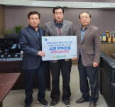 [포토뉴스]봉평농협, 봉평·용평 경로당 등 4900만원 운영비 전달