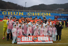 [포토뉴스] 육동한 춘천시장, 강원FC 춘천 홈경기 현장 응원