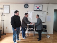 [포토뉴스]㈜강원레미콘, 양구 덕곡2리에 마을발전기금·장학금 전달