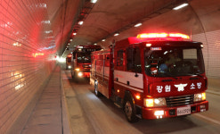 [포토뉴스]영월소방서, 터널 화재 예방 및 진압 훈련 실시