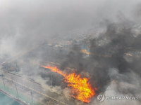 의성 대형산불, 강풍에 안동 길안면 야산으로 번져…점곡휴게소 편의점 건물에까지 확산