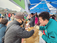 [2025 희망의 나무 나눠주기]“봄 추위 불구 새벽 5시 오픈런”…원주 나무 나눠주기 행사 성료