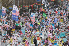 민주당사·선관위 부수겠다 尹 탄핵에 화난 40대, 경찰에 전화했다가 붙잡혀