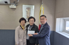 강릉 노가니경로당, 강원적십자사에 경북 산불 피해 이재민 돕기 성금 기탁