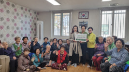[포토뉴스]강릉 입암3주공 경로당, 영남 산불피해자에 성금