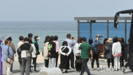 [포토뉴스]강릉 BTS버스정류장을 찾은 일본 관광객들