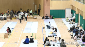 인제 산불 일출 직후 헬기 35대 투입해 진화 작업 재개…진화율 98%