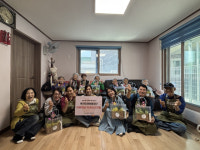 [포토뉴스] 춘천미래동행재단 봉사단, 경로당 어버이날 카네이션 전달