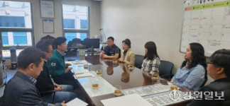 [포토뉴스]강원도특별자치도청 공무직노동조합 영남 산불피해 성금 200만원 전달