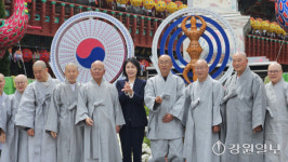 이재명 후보 부인 김혜경씨, 천주교 춘천교구·삼운사 찾아 물밑 지원