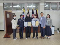 [포토뉴스]강릉여성의용소방대, 강일여고에 장학금 60만원 전달