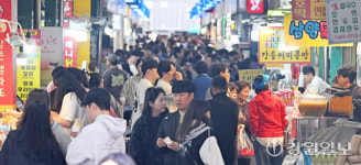 [포토뉴스]주말맞아 붐비는 중앙성남시장