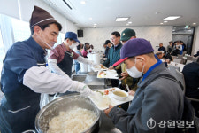 마임춘천남부소망지사 | 김진태 도지사 춘천남부노인복지관 찾아 ‘배식봉사’