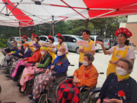 [포토뉴스]동해시자원봉사센터, 삼화사 노인요양원 어르신 대상 효잔치