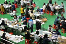 [포토뉴스]대선 공보물 발송작업 분주~