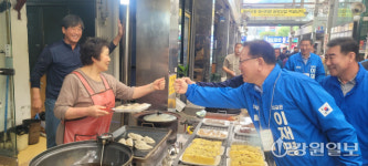 김부겸 민주당 총괄선대본부장, 삼척 중앙시장 지지 호소