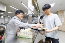 강원대·강원대 총동문회 ‘이천원의 저녁 뷔페’ 본격 운영