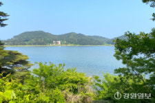 [팔도 핫플레이스] 강원도 고성 화진포, 바다·호수·역사를 한눈에