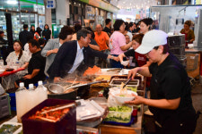 [포토뉴스]양구중앙시장서 6년 만에 야시장 개장 호응