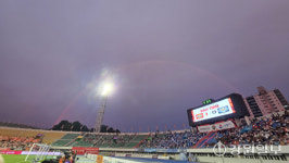 [포토뉴스]강릉종합운동장에 뜬 무지개