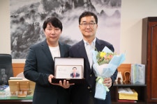 강원도청공무원노동조합, 베스트간부 선정 정광열 경제부지사에 상패 전달