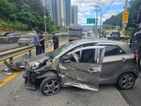 동해 효가동서 25톤 트럭·승용차 충돌…2명 다쳐