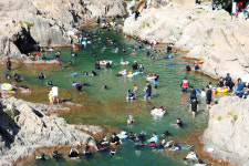 [포토뉴스]인제 백담계곡 피서객 북적