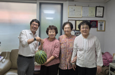 [포토뉴스]춘천중부새마을금고 경로당 수박 나눔