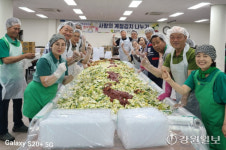 [포토뉴스] 평창 용평면 사랑의 계절김치 전달