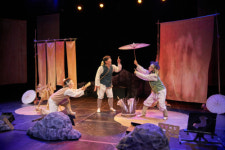 ‘그림자’ 따라 길어지는 무대의 상상력