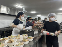 [포토뉴스]원주청년소상공인협회 복지관에 삼계탕 나눔