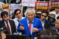 경찰, 서부지법 폭력 난동 배후 의심 전광훈 목사·사랑제일교회 압수수색…특수건조물침입 교사 혐의