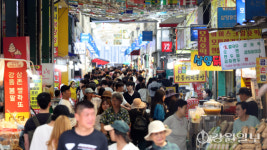 [포토뉴스]피서철을 맞아 붐비는 강릉 중앙성남시장