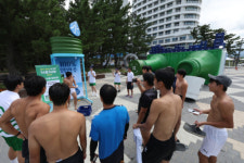 경포해변에 등장한 ‘초대형 처음처럼’