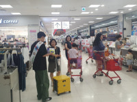 [포토뉴스]춘천경찰서, 대형마트 찾아 기초질서 준수 홍보활동 실시