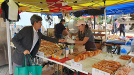 강원중기청-소진공, 춘천 풍물시장 상인에 시원한 선물