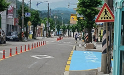 양양군의회 인구중앙길에 도로 중앙선 분리 규제봉과 버스정류소 표시