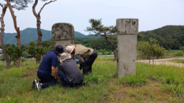 홍천 상군두리 방치된 비석 ‘현감 이의장 선정비’ 였다