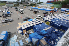 [포토뉴스]강릉 최악 가뭄…생수 배부하는 강릉아레나