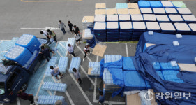 [포토뉴스]강릉 최악 가뭄…생수 배부하는 강릉아레나