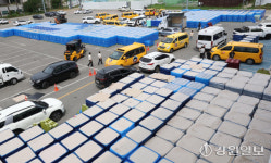 [포토뉴스]강릉 최악 가뭄…생수 배부하는 강릉아레나