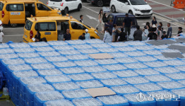 [포토뉴스]강릉 최악 가뭄…생수 배부하는 강릉아레나