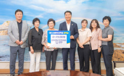 [포토뉴스] 고성 금강농협농가주부모임, 고성향토장학회 장학금 기탁